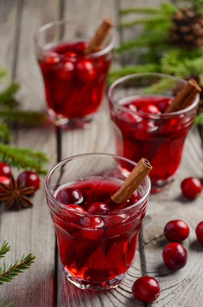 Kızılcık içki çam dalları ve taze çilek ile ahşap arka plan üzerinde