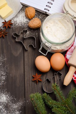 Malzemeler - çerez kesiciler, baharat, tereyağı, yumurta ve un pişirme Noel