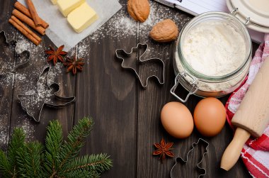 Malzemeler - çerez kesiciler, baharat, tereyağı, yumurta ve un pişirme Noel