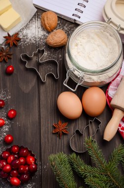Malzemeler - çerez kesiciler, baharatlar, kızılcık, tereyağı, yumurta ve un pişirme Noel