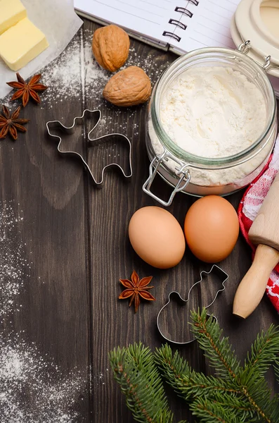 Різдвяні інгредієнти випічки - різаки для печива, спеції, масло, яйця та борошно — стокове фото