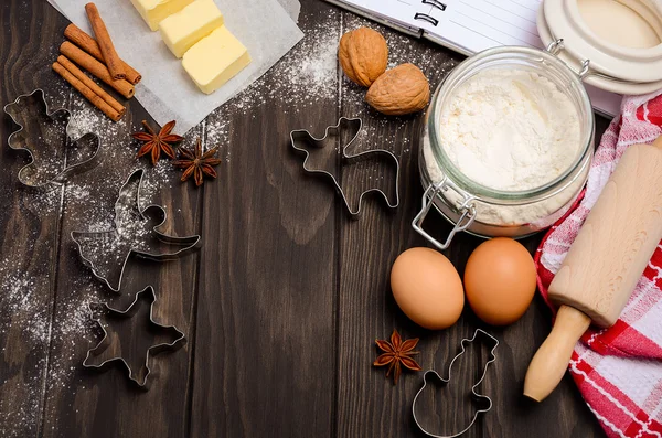 Різдвяні інгредієнти випічки - різаки для печива, спеції, масло, яйця та борошно — стокове фото