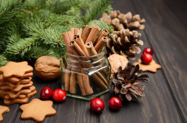 Noel baharat, Gingerbread çerezleri ve fındık. Tatil kavramı çam dalları ve Cranberries ile dekore edilmiş.