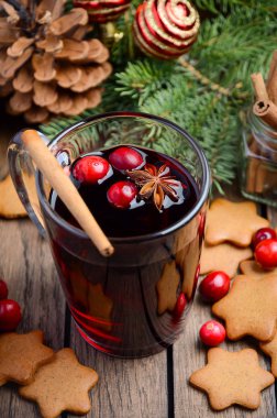 Noel mulled şarap. Tatil kavramı çam dalları, Gingerbread çerezleri ve Cranberries ile dekore edilmiştir..