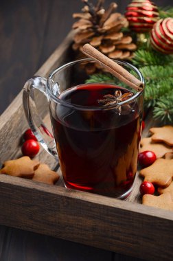 Noel mulled şarap. Tatil kavramı çam dalları, Gingerbread çerezleri ve koyu ahşap tepsi Cranberries ile dekore edilmiş.  