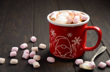 Sıcak çikolata şekerleme ve koyu ahşap zemin üzerine baharat.