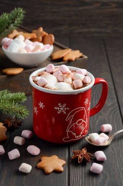 Sıcak çikolata şekerleme ve koyu ahşap zemin üzerine baharat.