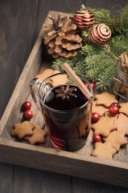 Noel mulled şarap. Tatil kavramı çam dalları, Gingerbread çerezleri ve koyu ahşap tepsi Cranberries ile dekore edilmiş.  