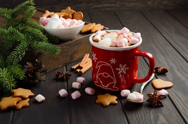 Heiße Schokolade mit Marshmallows und Gewürzen auf dunklem Holzgrund. — Stockfoto