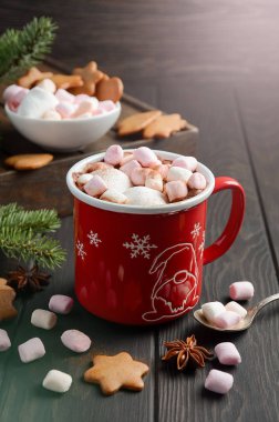 Sıcak çikolata şekerleme ve koyu ahşap zemin üzerine baharat.