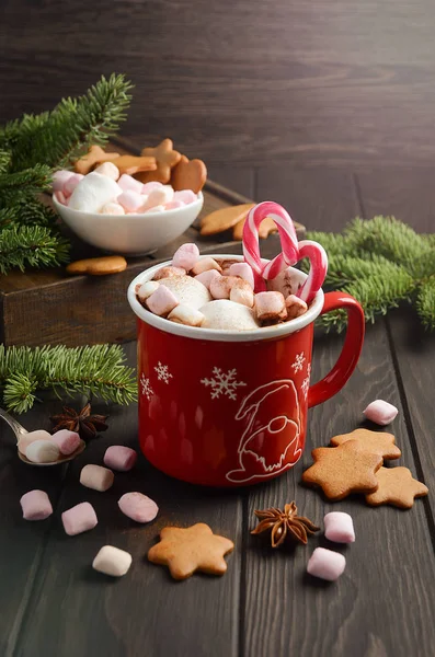 Heiße Schokolade mit Marshmallows und Zuckerstangen auf dunklem Holzgrund. — Stockfoto