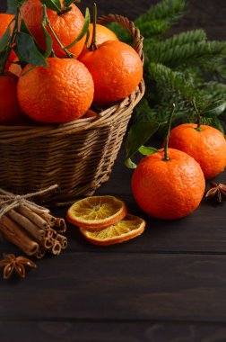 Koyu ahşap zemin üzerine baharat ile taze mandalina clementine