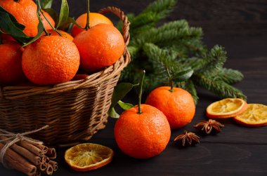 Koyu ahşap zemin üzerine baharat ile taze mandalina clementine