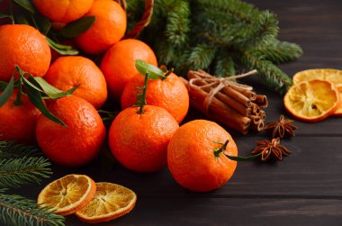 Koyu ahşap zemin üzerine baharat ile taze mandalina clementine