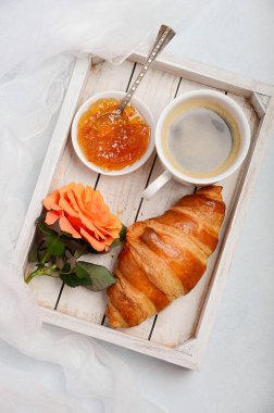 Taze sabah kruvasan ile kahve fincan. Sevgililer günü kavramı.