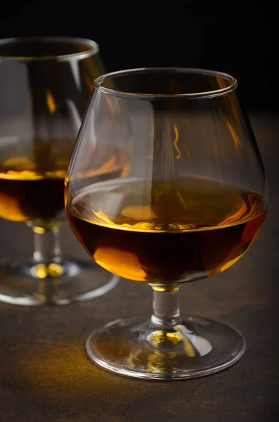 Vaso de brandy o coñac sobre el viejo fondo oxidado —  Fotos de Stock