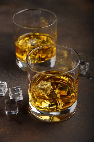 Vaso de whisky con hielo sobre el viejo fondo oxidado —  Fotos de Stock