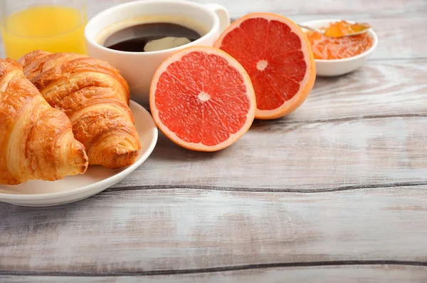 素朴な木製の背景の朝食のコーヒー、ジャム、オレンジ ジュースとクロワッサン. — ストック写真