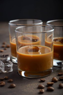 Eski paslı arka planda buzlu kahve likörü cam