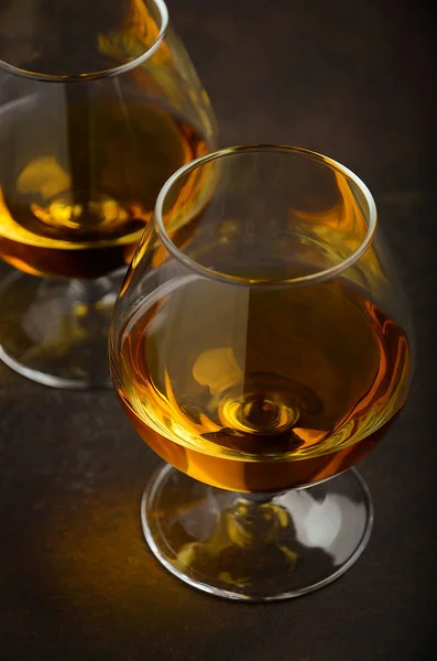 Vaso de brandy o coñac sobre el viejo fondo oxidado —  Fotos de Stock