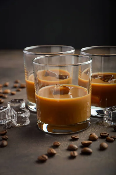 Copo de licor de café com gelo no velho fundo enferrujado — Fotografia de Stock