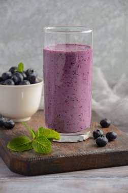 Yulaf ezmesi rustik ahşap masa üzerinde yaban mersini ve muz yüzlü