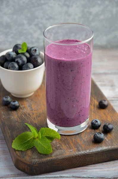 Smoothie de mirtilo e banana com aveia na mesa de madeira rústica — Fotografia de Stock