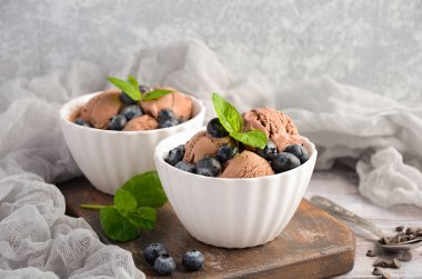 Rustik ahşap arka plan, seçici odak üzerinde yaban mersini ile Çikolatalı dondurma