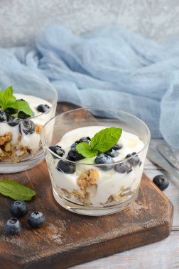 Ev yapımı granola, yoğurt ve yaban mersini ile sağlıklı tatlı