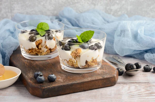 Friska dessert med hemmagjord müsli, yoghurt och blåbär — Stockfoto