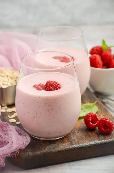 Raspberry and banana smoothie with oatmeal on the rustic wooden table — Stock Photo, Image