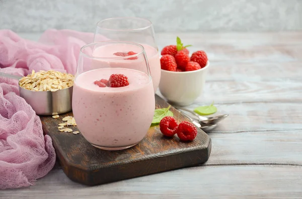 Batido de frambuesa y plátano con avena en la mesa rústica de madera — Foto de Stock