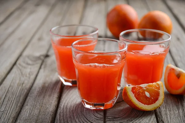 木製の背景に新鮮なブラッド オレンジ ジュース — ストック写真