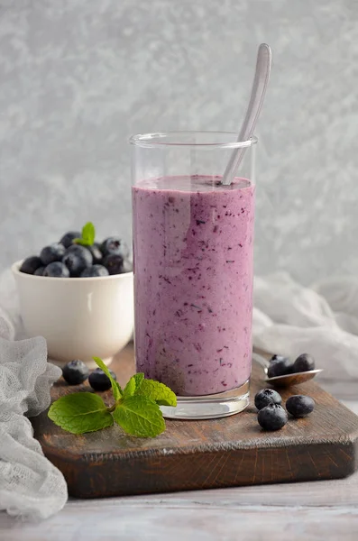 Blåbär och banan smoothie med havregryn på rustika bakgrund — Stockfoto