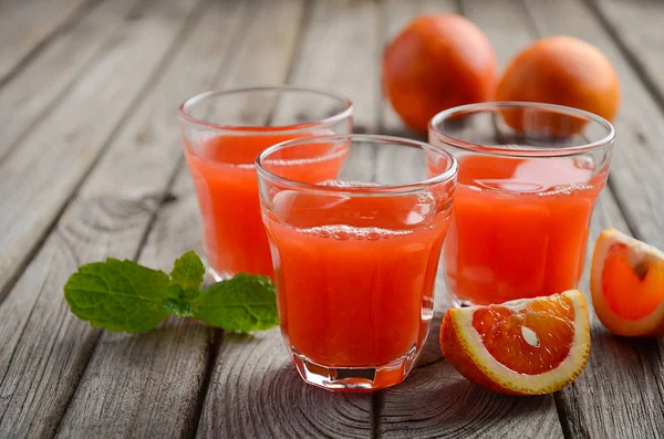 Jugo de naranja de sangre fresca en tarro de albañil sobre fondo oscuro —  Fotos de Stock