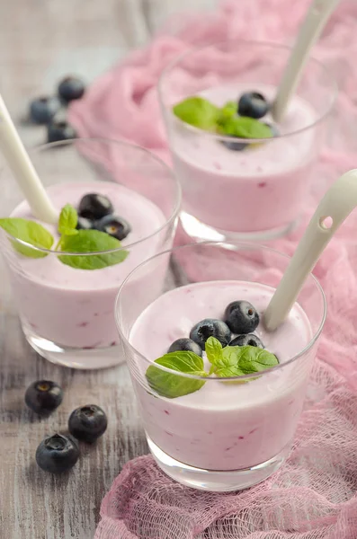 Hemmagjord blåbär yoghurt med blåbär och mynta — Stockfoto