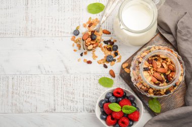 Beyaz ahşap zemin üzerinde taze çilek ile ev yapımı granola