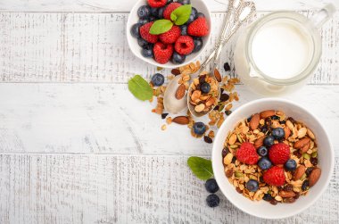 Beyaz ahşap zemin üzerinde taze çilek ile ev yapımı granola