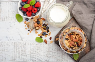 Beyaz ahşap zemin üzerinde taze çilek ile ev yapımı granola