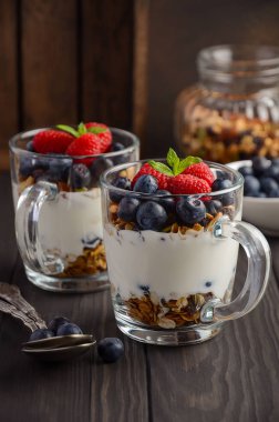 Granola ve taze meyveler, sağlıklı kahvaltı kavramı yoğurt parfe