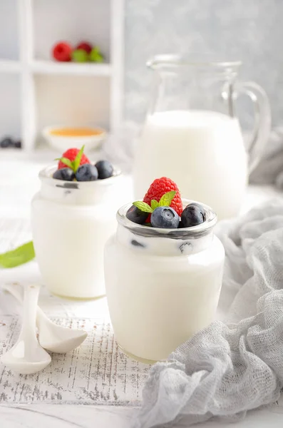 Домашній натуральний йогурт з чорницею та малиною — стокове фото