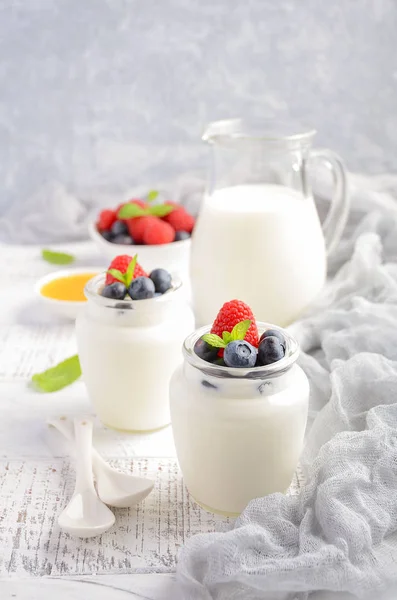 Hemmagjord naturlig yoghurt med blåbär och hallon — Stockfoto