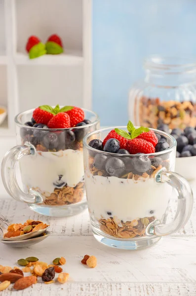 Granola ve taze meyveler, sağlıklı kahvaltı kavramı yoğurt parfe — Stok fotoğraf