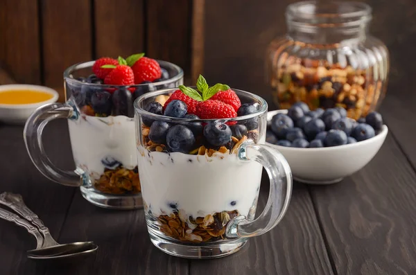 Parfait de iogurte com granola e bagas frescas, conceito de café da manhã saudável — Fotografia de Stock