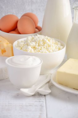 Taze süt ve süt ürünleri. Süt, peynir, brie, Camembert, tereyağı, yoğurt, peynir ve yumurta ahşap tablo.