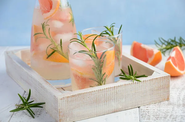 Sommer-Erfrischungsgetränk mit Grapefruit und Rosmarin — Stockfoto