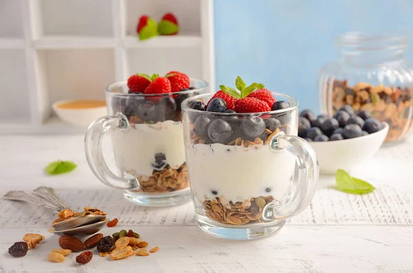 Joghurt-Parfait mit Müsli und frischen Beeren, gesundes Frühstückskonzept — Stockfoto