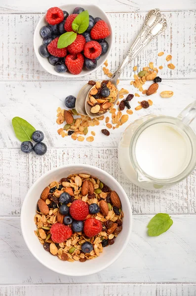 Házi granola a friss bogyós gyümölcsök a fehér fa háttér — Stock Fotó