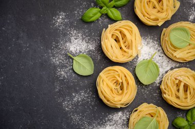 Siyah beton zemin üzerine ham tagliatelle makarna