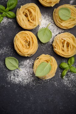 Siyah beton zemin üzerine ham tagliatelle makarna